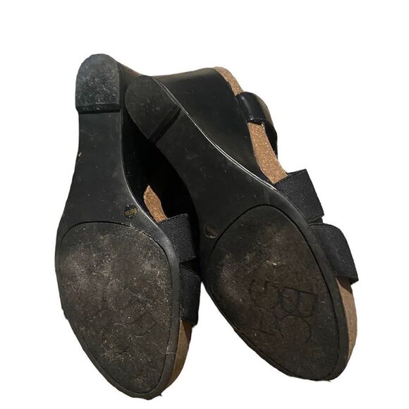 BCBGenerstion black wedge excellent  condition size 8.5 awesome shoes see pics - Picture 4 of 6